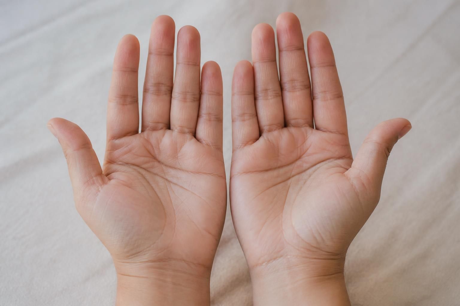 découvrez comment lire les lignes de la main droite ou gauche avec nos méthodes et astuces gratuites pour interpréter les signes de votre paume facilement.