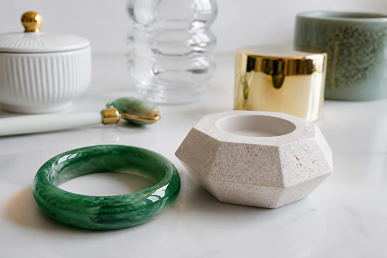 découvrez notre sélection unique d'objets en j, incluant des créations en jade, jesmonite et bien plus. apportez élégance et originalité à votre décoration avec ces matériaux exceptionnels.