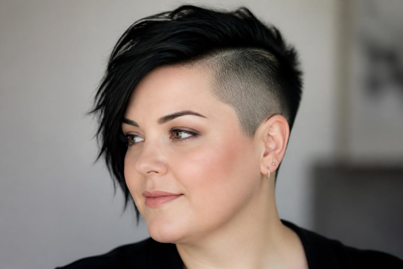 découvrez comment la coupe asymétrique courte rasée sublime le visage rond en apportant style et modernité. osez un look audacieux et tendance adapté à votre morphologie.